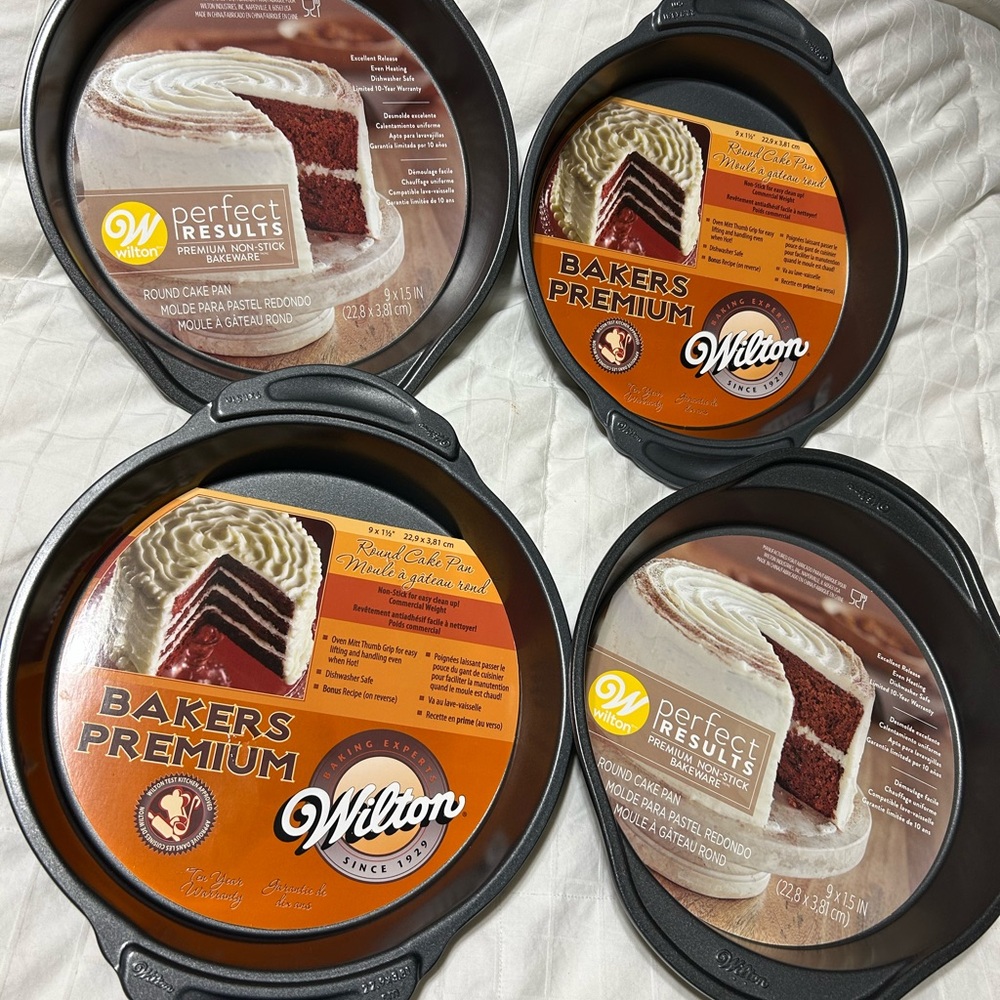 Wilton Perfect Results Premium Round Cake Pan Set - Black
